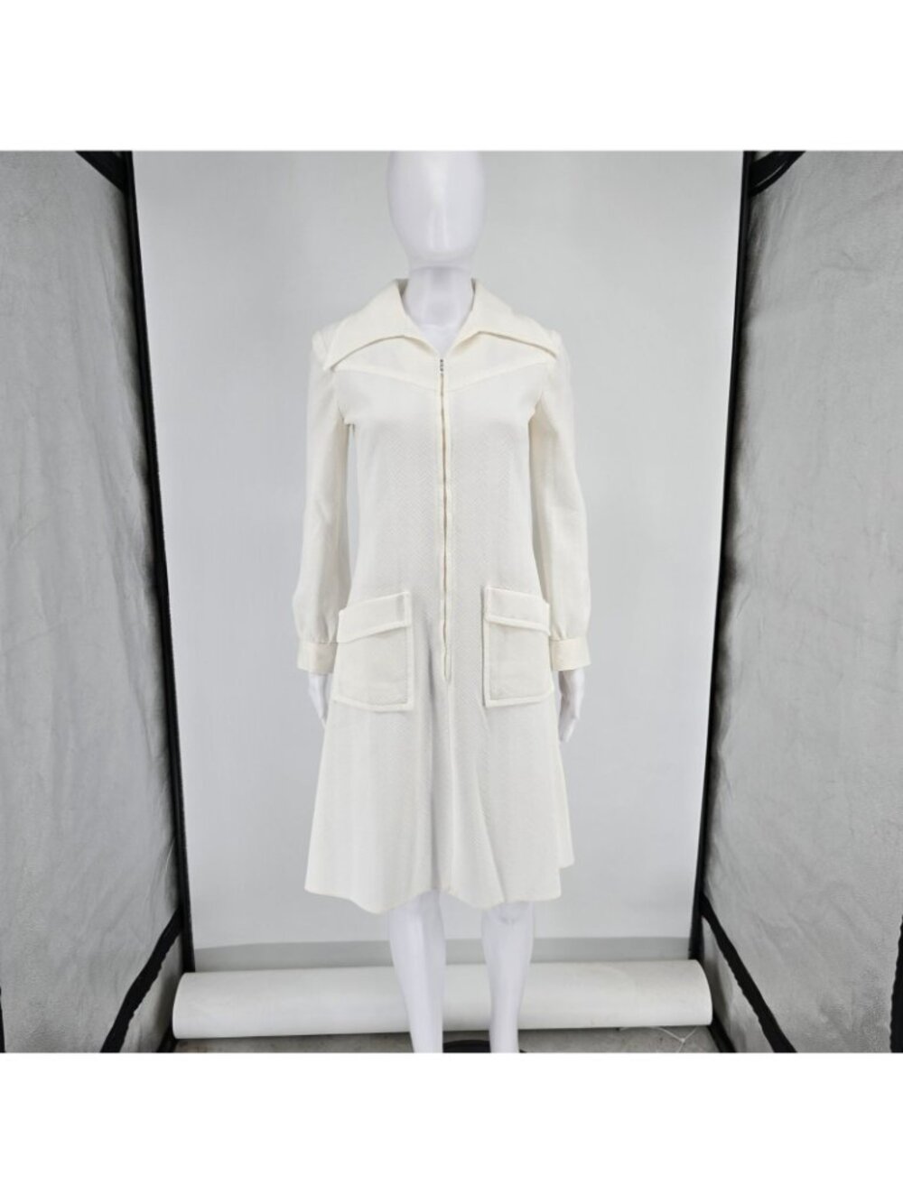 Vintage Early 1970s Ivory Textured Chevron Knee-Length Mod Dress (Size 6/S) - Picture 7 of 11